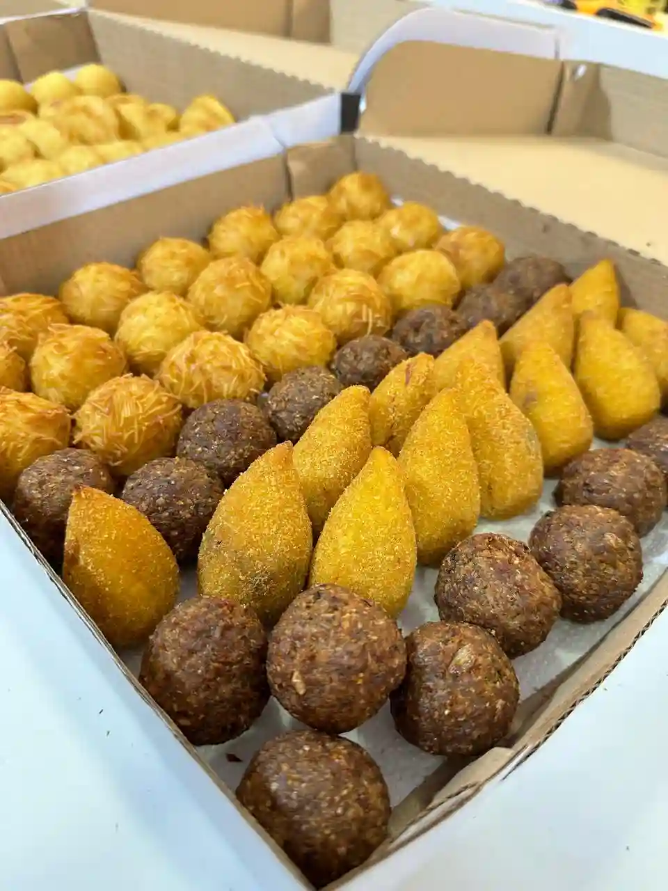 Salgados fritos recém-preparados para festa